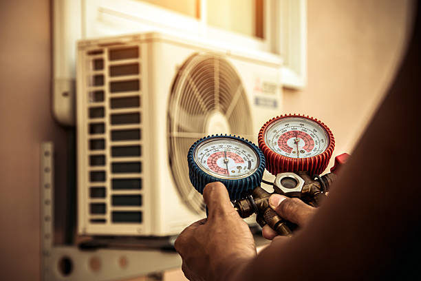 Professional Hvac technician working in Farmington, IL